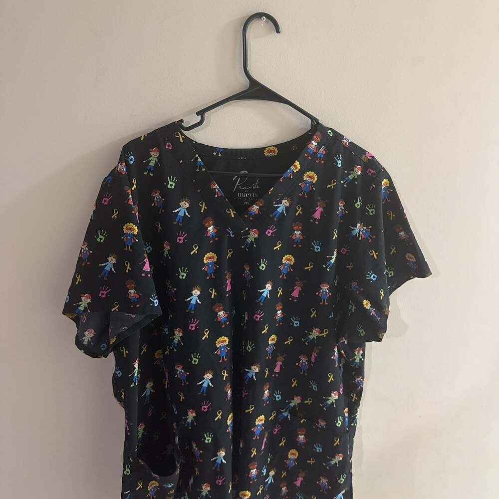 Maevn Prints Kids & Ribbons Scrub Top 2XL Black Medical Uniform